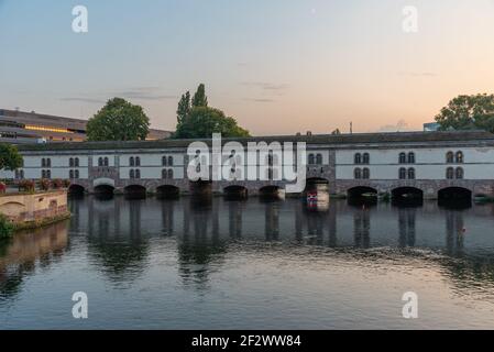 Vue au coucher du soleil sur le Barage Vauban à Strasbourg, France Banque D'Images