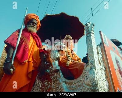 Haridwar, Inde. 11 mars 2021. Naga Sadhu de Juna Akhara (l'un des plus grands Akhara en 14 Akharas) poses à la caméra pendant la procession de Mahashivratri dans Haridwar. Des millions de dévotés hindous se baignent dans le fleuve Saint Ganga à l'occasion propice Mahashivratri dans Haridwar. Le gouvernement de l'État a également insisté sur la réduction de la durée de Kumbh car ils craignent de devenir un point chaud du virus. Le magistrat du district de Haridwar a déclaré que les pèlerins auront besoin de laissez-passer pour assister à Kumbh. (Photo de Shashi Sharma/Pacific Press/Sipa USA) crédit: SIPA USA/Alay Live News Banque D'Images