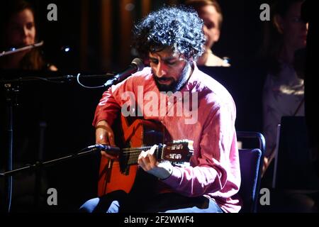 José González (Gonzalez) et String Orchestra à Crusellhallen. Banque D'Images