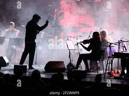 José González (Gonzalez) et String Orchestra à Crusellhallen. L'image montre la bande et le conducteur pendant le spectacle. Banque D'Images