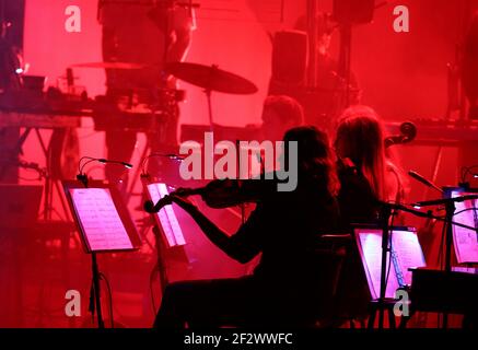 José González (Gonzalez) et String Orchestra à Crusellhallen. Musiciens féminins sur scène. Banque D'Images