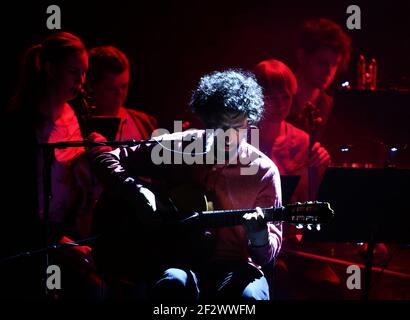 José González (Gonzalez) et String Orchestra à Crusellhallen. Banque D'Images