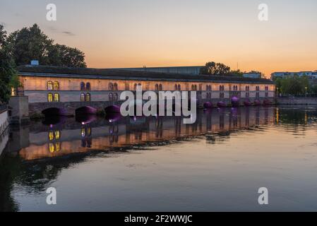 Vue au coucher du soleil sur le Barage Vauban à Strasbourg, France Banque D'Images