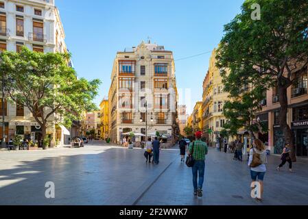 Personnes marchant dans les rues du Barrio del Carmen, quartier historique dans le centre de Valence, Espagne. Rues ensoleillées et colorées Banque D'Images