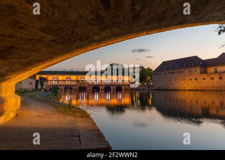 Vue au coucher du soleil sur le Barage Vauban à Strasbourg, France Banque D'Images