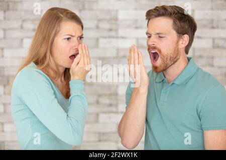 couple testant leur mauvaise respiration Banque D'Images