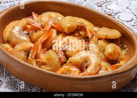 Crevettes à l'ail et à l'huile d'olive, servies dans un petit bol en argile. Une collation traditionnelle de la cuisine brésilienne. Banque D'Images