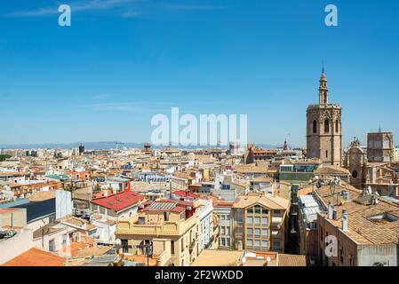 Vue aérienne du centre-ville de Valence. La vieille ville est pleine de bâtiments historiques. Le clocher El Micalet est le plus haut bâtiment Banque D'Images