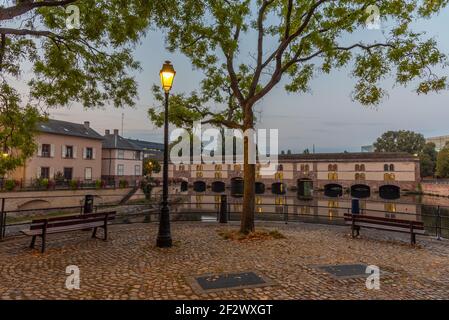 Vue au lever du soleil sur le Barage Vauban à Strasbourg, France Banque D'Images