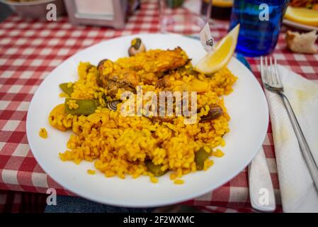 La paella valenciana traditionnelle est servie dans un restaurant à Velancia. C'est un plat populaire à base de riz avec des fruits de mer et du poulet Banque D'Images