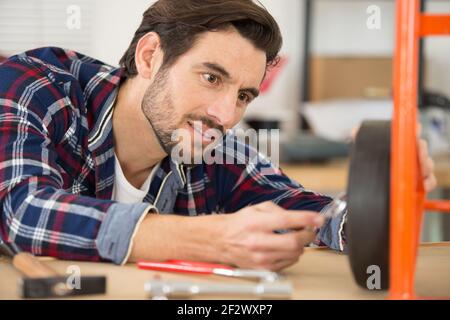 un homme travaillant sur des roues Banque D'Images