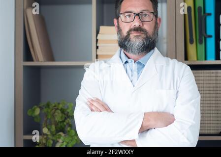 ophtalmologiste et cardiologue médecin studio blanc uniforme homme adulte caucasien souriez et regardez l'appareil photo en portrait professionnel - concept de lui Banque D'Images