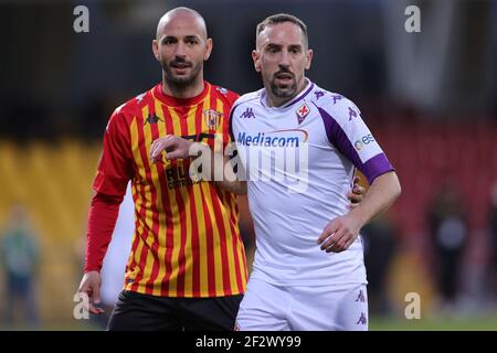 Benevento, Italie. 13 mars 2021. Pasquale Schiattarella de Benevento Calcio et Franck Ribery de ACF Fiorentina concourent pour le ballon pendant la Serie UN match de football entre Benevento Calcio et ACF Fiorentina au stade Ciro Vigorito à Benevento (Italie), le 13 mars 2021. Photo Cesare Purini/Insidefoto crédit: Insidefoto srl/Alay Live News Banque D'Images