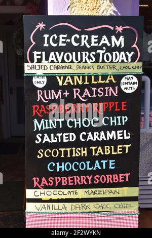 Menu de glaces colorées sur le tableau noir devant le magasin de crèmes glacées de Pittenweem, dans l'est de la ville de Fife, en Écosse Banque D'Images