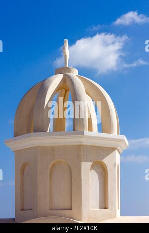 Dôme élaboré d'une chapelle chrétienne grecque orthodoxe dans le village d'Oia, île de Santorin, mer Egée, Grèce, Europe Banque D'Images