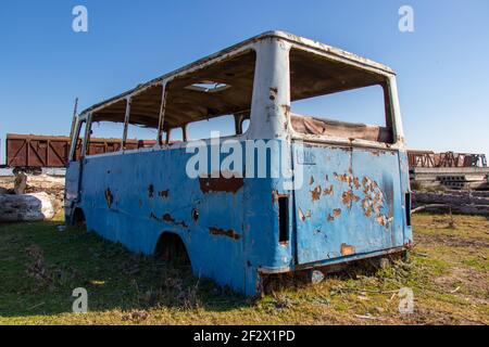 Ancien bus abandonné. Vieux van bleu rouillé. Fabriqué en URSS. Banque D'Images