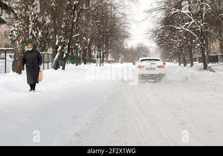 Lutsk, Ukraine - février 12,2020 : rue de la ville après blizzard. Des quantités record de neige. Les gens dans la rue après la tempête de neige. Non nettoyé glissant Banque D'Images