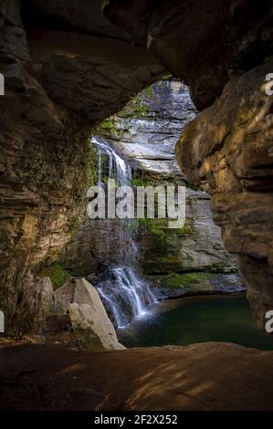 Cascade de Foradada de Cantonigròs avec peu d'écoulement en hiver (province de Barcelone, Catalogne, Espagne) ESP: La cascada de la Foradada de Cantonigròs Banque D'Images