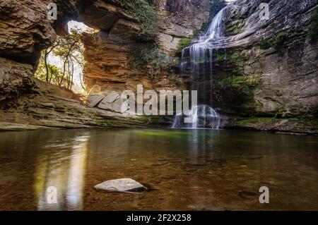 Cascade de Foradada de Cantonigròs avec peu d'écoulement en hiver (province de Barcelone, Catalogne, Espagne) ESP: La cascada de la Foradada de Cantonigròs Banque D'Images