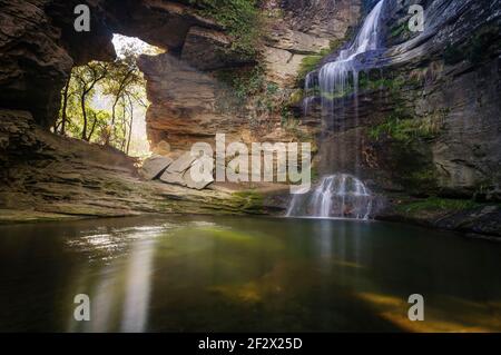 Cascade de Foradada de Cantonigròs avec peu d'écoulement en hiver (province de Barcelone, Catalogne, Espagne) ESP: La cascada de la Foradada de Cantonigròs Banque D'Images