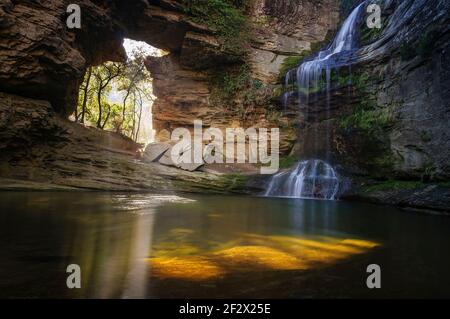 Cascade de Foradada de Cantonigròs avec peu d'écoulement en hiver (province de Barcelone, Catalogne, Espagne) ESP: La cascada de la Foradada de Cantonigròs Banque D'Images