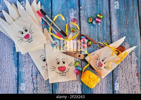 Berlin, Allemagne - 13 mars 2021 : divers ustensiles pour faire des cadeaux pour Pâques. Banque D'Images