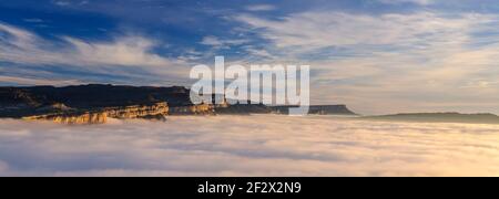 Lever du soleil avec une mer de nuages au-dessus du réservoir de Sau. Vue panoramique des falaises de Tavartet vue depuis le sommet de Roca del Migdia (Collsacabra, Catalogne) Banque D'Images