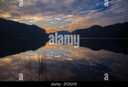 Coucher de soleil d'hiver dans le réservoir de Sau (province de Barcelone, Catalogne, Espagne) ESP: Atardecer invernal en el embalse de Sau (provincia de Barcelona) Banque D'Images