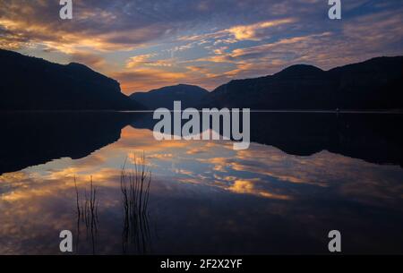 Coucher de soleil d'hiver dans le réservoir de Sau (province de Barcelone, Catalogne, Espagne) ESP: Atardecer invernal en el embalse de Sau (provincia de Barcelona) Banque D'Images