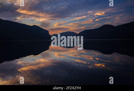 Coucher de soleil d'hiver dans le réservoir de Sau (province de Barcelone, Catalogne, Espagne) ESP: Atardecer invernal en el embalse de Sau (provincia de Barcelona) Banque D'Images