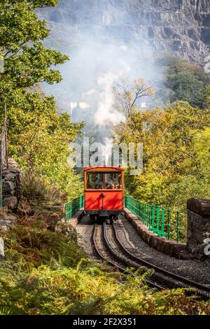 Un train de Snowdon Mountain Railway vu peu après avoir quitté la gare de Llanberis, Gwynedd Banque D'Images