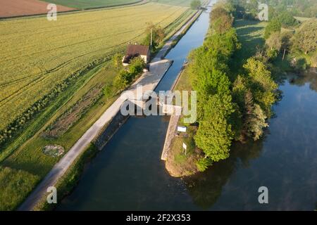 Photographie aérienne de l'écluse de Ravereau sur le canal du Nivernais et de l'Yonne, commune de Merry-sur-Yonne 89, dans le département de l'Yonne, Bourgogne-Franch Banque D'Images