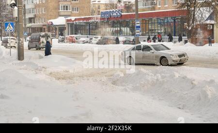 Lutsk, Ukraine - février 12,2020 : rue de la ville après blizzard. Des quantités record de neige. Les gens dans la rue après la tempête de neige. Non nettoyé glissant Banque D'Images