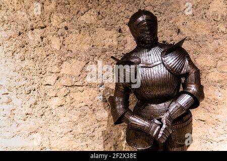 Une armure de courrier en chaîne pour chevaliers placés devant un mur de pierre Banque D'Images