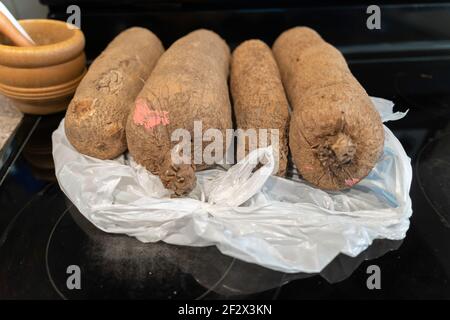 Pile de tubercules yam d'Afrique nigériane dans une cuisine Banque D'Images