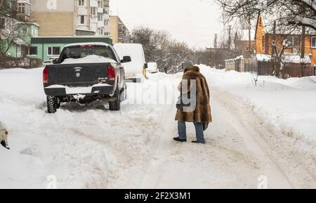 Lutsk, Ukraine - février 12,2020 : routes glissantes et trottoirs non nettoyés en hiver. Rue de ville après blizzard. Des quantités record de neige Banque D'Images