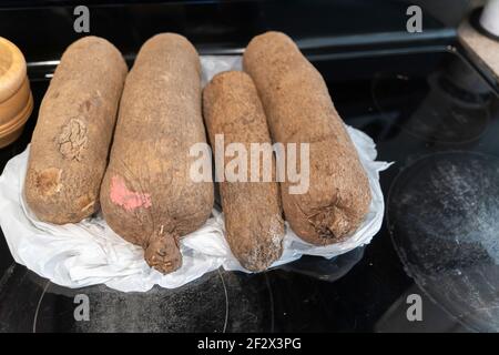 Pile de tubercules yam d'Afrique nigériane dans une cuisine Banque D'Images