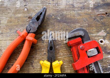 Jeu de pinces sur fond en bois rustique. Banque D'Images