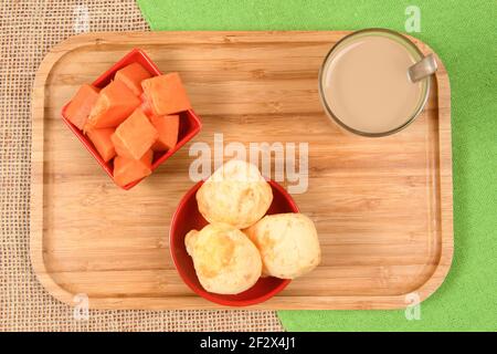 Guide alimentaire brésilien - petit-déjeuner, avec café au lait, pain au fromage et papaye Banque D'Images