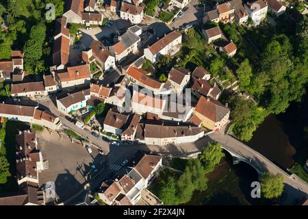 Photo aérienne du village rural d'Arcy-sur-Cure 89270, dans le département de l'Yonne, région Bourgogne-Franche-comté, France Banque D'Images