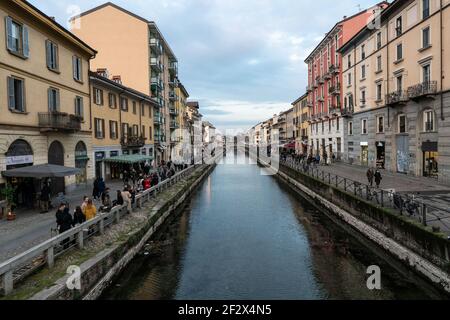 Milan, Italie. 06e mars 2021. Vue d'ensemble du canal Navigli. À partir de mars 6, la région Lombardie a été classée dans la catégorie « zone orange renforcée », atteignant presque le niveau élevé de risque (zone rouge) pour les cas Covid-19. À Milan, ainsi que dans toute la région, des restrictions seront appliquées au bar, aux restaurants, à la fermeture des écoles, à la visite d'amis et de parents, car les gens sortent toujours dans des zones populaires comme Navigli. À partir de mars 15, la région entrera dans la zone rouge. (Photo de Valeria Ferraro/SOPA Images/Sipa USA) crédit: SIPA USA/Alay Live News Banque D'Images