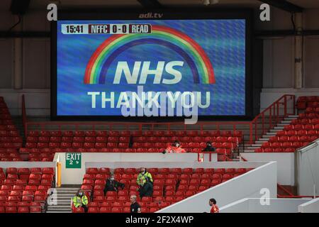 Nottingham, Royaume-Uni. 13 mars 2021. Tableau de bord de City Ground affichant un panneau portant le mot «NHS Thank You» à Nottingham, Royaume-Uni, le 3/13/2021. (Photo de Mark Cosgrove/News Images/Sipa USA) crédit: SIPA USA/Alay Live News Banque D'Images