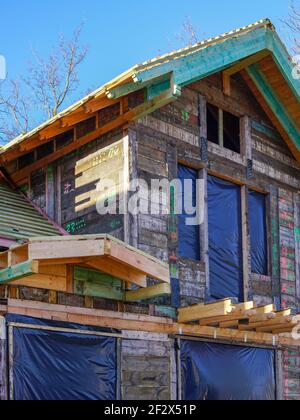 restauration d'une ancienne maison en bois par numérotation, démontage, montage et remplacement des éléments endommagés Banque D'Images