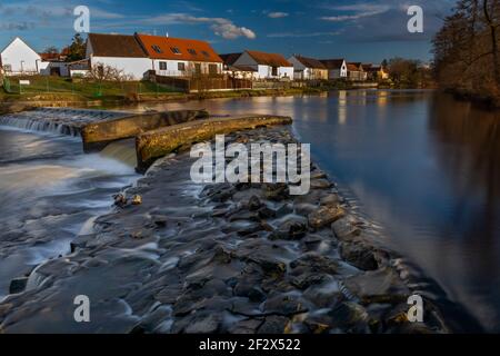 Grand déversoir sur la Vltava dans la partie de Roznov de Budweis ville en hiver printemps coucher de soleil couleur soirée Banque D'Images