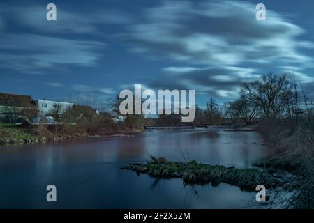 Grand déversoir sur la Vltava dans la partie de Roznov de Budweis ville en hiver printemps coucher de soleil couleur soirée Banque D'Images