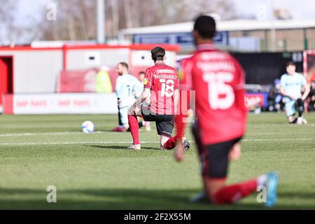 LINCOLN, ROYAUME-UNI. 13 MARS : les joueurs prennent le genou en soutien de BLM juste avant le coup d'envoi avant le match Sky Bet League 1 entre Lincoln City et Rochdale au STADE LNER, Lincoln, le samedi 13 mars 2021. (Crédit : James HolyOak | MI News) crédit : MI News & Sport /Alay Live News Banque D'Images