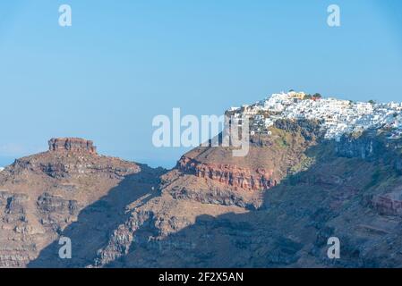 Le rocher de Skaros et le village d'Imerovigli à Santorini, Grèce Banque D'Images
