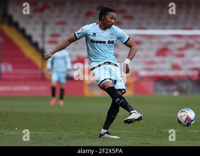 LINCOLN, ROYAUME-UNI. 13 MARS : Gabriel Osho de Rochdale en action pendant le match de la Ligue 1 du pari du ciel entre Lincoln City et Rochdale au STADE LNER, Lincoln, le samedi 13 mars 2021. (Crédit : James HolyOak | MI News) crédit : MI News & Sport /Alay Live News Banque D'Images