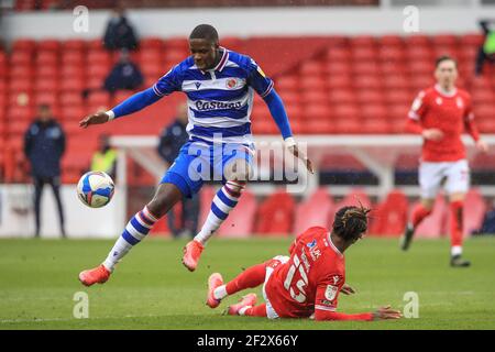 Nottingham, Royaume-Uni. 13 mars 2021. Gaëtan Bong #13 de Nottingham Forest glisse sur Lucas Joao #18 de Reading à Nottingham, Royaume-Uni le 3/13/2021. (Photo de Mark Cosgrove/News Images/Sipa USA) crédit: SIPA USA/Alay Live News Banque D'Images