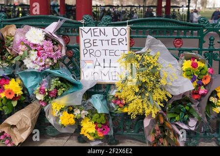 Hommages floraux au kiosque Clapham Common à la mémoire de Sarah Everard, kidnappée et assassinée , Londres, Angleterre Banque D'Images